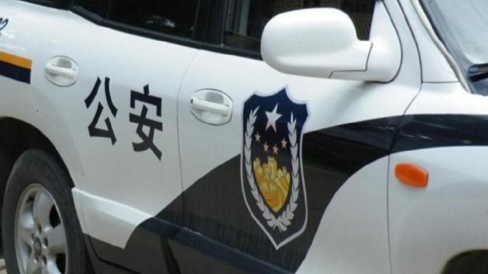上海警方通报：女子乘轨交时影响通行并多次踢踹劝导的乘客，被行政处罚